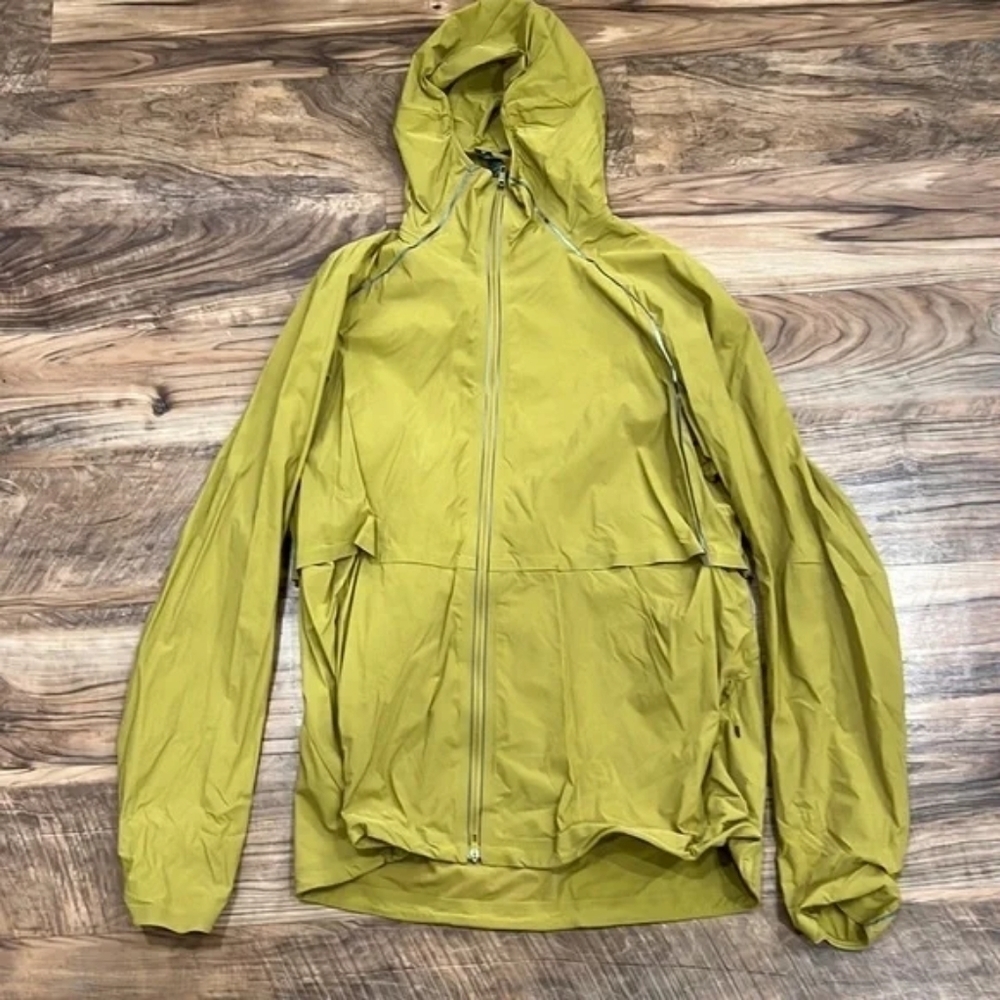 NWOT lululemon athletica Fast and Free Windbreaker L Auric Gold